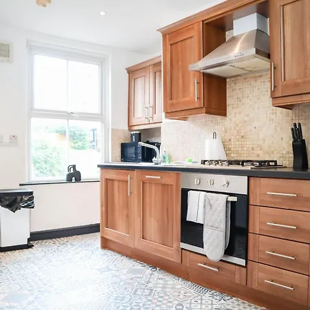 Lovely 2 Bed Flat - Next To Business Conference Centre -relocation- Familly Harrogate