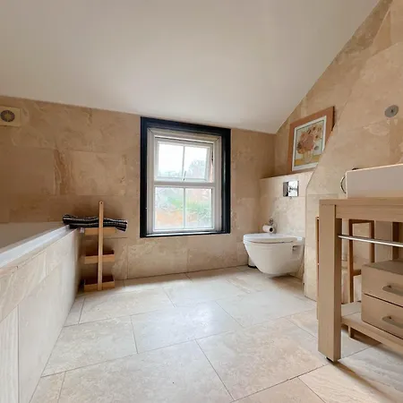 Apartment Lovely 2 Bed Flat - Next To Business Conference Centre -relocation- Familly