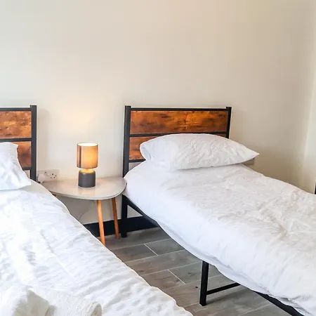 Lovely 2 Bed Flat - Next To Business Conference Centre -relocation- Familly *