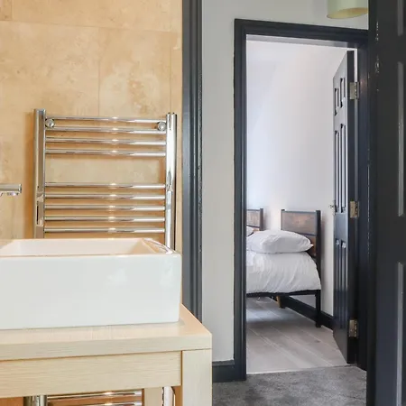 Apartment Lovely 2 Bed Flat - Next To Business Conference Centre -relocation- Familly