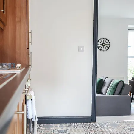 Lovely 2 Bed Flat - Next To Business Conference Centre -relocation- Familly Harrogate