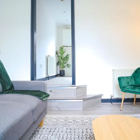 Lovely 2 Bed Flat - Next To Business Conference Centre -relocation- Familly