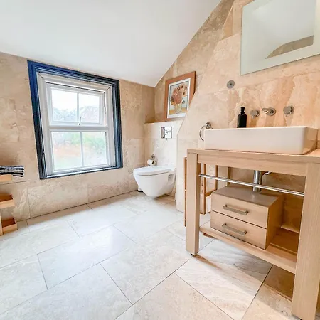 Lovely 2 Bed Flat - Next To Business Conference Centre -relocation- Familly Apartment Harrogate