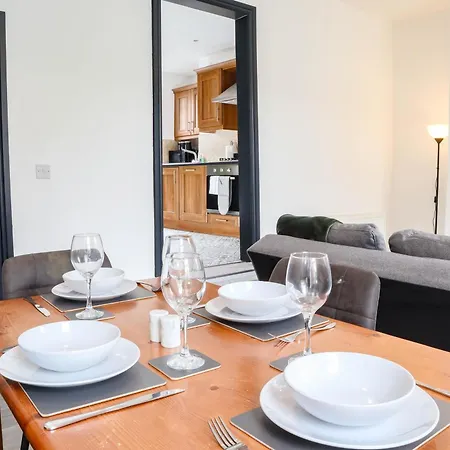 Apartment Lovely 2 Bed Flat - Next To Business Conference Centre -relocation- Familly *