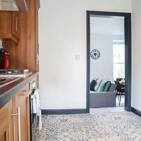 Lovely 2 Bed Flat - Next To Business Conference Centre -relocation- Familly Apartment Harrogate