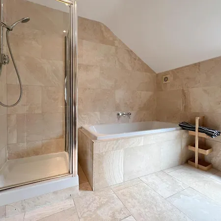Apartment Lovely 2 Bed Flat - Next To Business Conference Centre -relocation- Familly